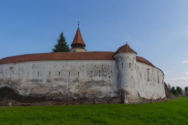 Prejmer şehrindeki tarihi kilise-kale manzarası. Transilvanya. Romanya