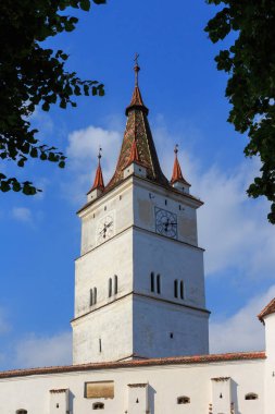 Hrman şehrindeki tarihi kilise-kale manzarası. Transilvanya. Romanya