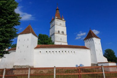 Hrman şehrindeki tarihi kilise-kale manzarası. Transilvanya. Romanya