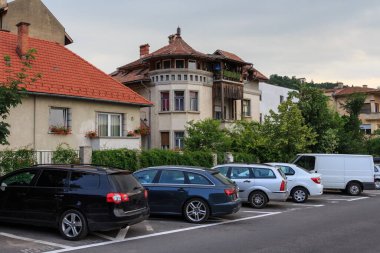 Eski Şehir 'de bir cadde, Brasov' un tarihi bir parçası. Romanya