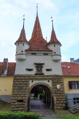 Catherine 'in Kapısı manzarası - Brasov şehrinin en eski kapısı. Romanya