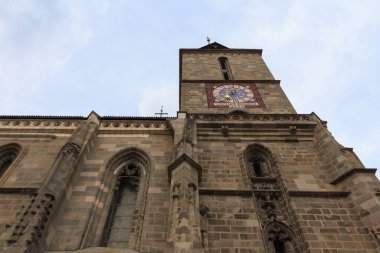 Brasov şehrindeki tarihi Gotik Siyahi Kilisesi 'nin çan kulesinin manzarası. Transilvanya. Romanya