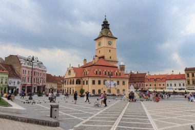 Fırtınadan önceki akşam Brasov şehrinin Konsolosluk Meydanı 'nda. 27 Haziran 2019