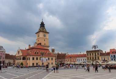 Fırtınadan önceki akşam Brasov şehrinin Konsolosluk Meydanı 'nda. 27 Haziran 2019