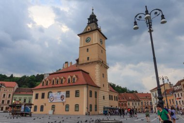 Fırtınadan önceki akşam Brasov şehrinin Konsolosluk Meydanı 'nda. 27 Haziran 2019