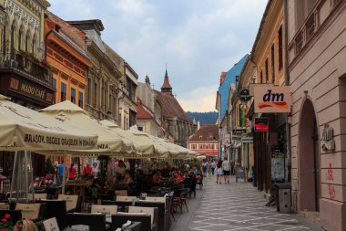 Fırtınadan önceki akşam Brasov şehrinin merkez caddesi. 27 Haziran 2019