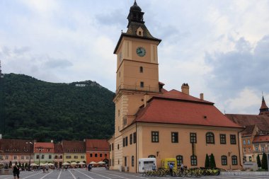 Brasov şehrindeki belediye binasının manzarası. Transilvanya. Romanya
