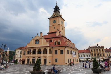 Fırtınadan önceki akşam Brasov şehrinin Konsolosluk Meydanı 'nda. 27 Haziran 2019