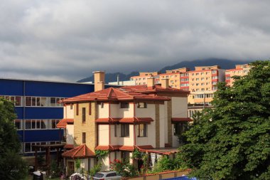 Brasov şehrindeki konut binaları. Transilvanya. Romanya