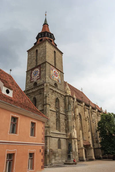 Widok Dzwonnicy Zabytkowego Gotyckiego Czarnego Kościoła Mieście Brasov Siedmiogrodu Rumunia — Zdjęcie stockowe
