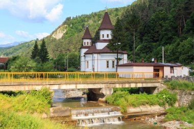 Bran şehrinin Ortodoks Kilisesi manzarası. Brasov, Transilvanya. Romanya