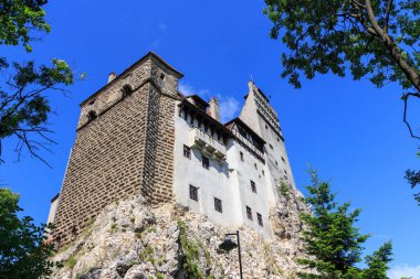 Bran köyündeki ünlü Bran Kalesi 'nin (Drakula' nın Kalesi) manzarası. Transilvanya. Romanya. Romanya 'nın en iyi korunmuş ortaçağ kalelerinden biri..