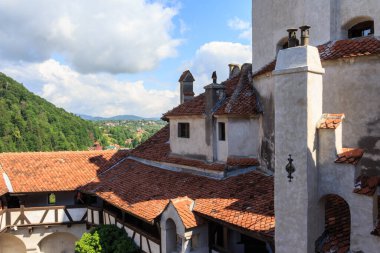 Ünlü Bran Kalesi 'nin (Drakula' nın Kalesi) çatı ve duvarları. Transilvanya. Romanya