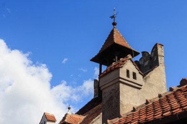 Ünlü Bran Kalesi 'nin (Drakula' nın Kalesi) çatı ve duvarları. Transilvanya. Romanya