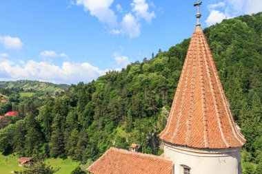 Ünlü Bran Kalesi 'nin (Drakula' nın Kalesi) çatısında. Transilvanya. Romanya