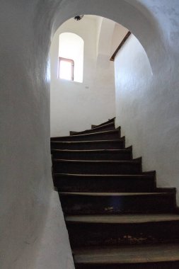 Ünlü ortaçağ Bran Şatosu 'nun (Drakula' nın Kalesi) tarihi merdivenleri. Transilvanya. Romanya