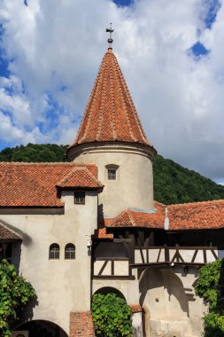 Ünlü Bran Kalesi 'nin (Drakula' nın Kalesi) çatısında. Transilvanya. Romanya