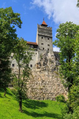 Bran köyündeki ünlü Bran Kalesi 'nin (Drakula' nın Kalesi) manzarası. Transilvanya. Romanya. Romanya 'nın en iyi korunmuş ortaçağ kalelerinden biri..