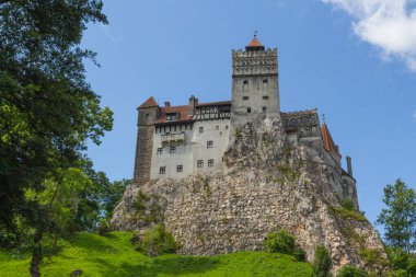 Bran köyündeki ünlü Bran Kalesi 'nin (Drakula' nın Kalesi) manzarası. Transilvanya. Romanya. Romanya 'nın en iyi korunmuş ortaçağ kalelerinden biri..