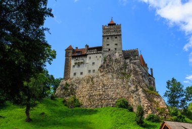 Bran köyündeki ünlü Bran Kalesi 'nin (Drakula' nın Kalesi) manzarası. Transilvanya. Romanya. Romanya 'nın en iyi korunmuş ortaçağ kalelerinden biri..