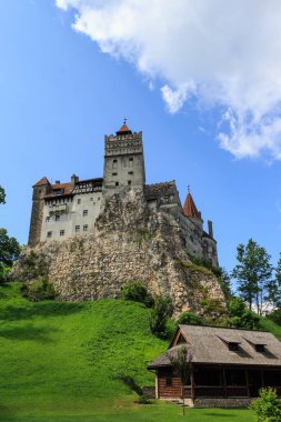 Bran köyündeki ünlü Bran Kalesi 'nin (Drakula' nın Kalesi) manzarası. Transilvanya. Romanya. Romanya 'nın en iyi korunmuş ortaçağ kalelerinden biri..