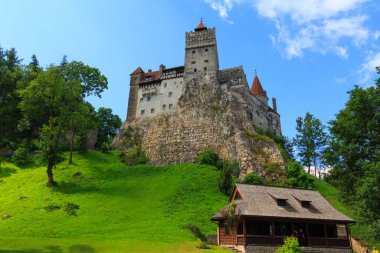 Bran köyündeki ünlü Bran Kalesi 'nin (Drakula' nın Kalesi) manzarası. Transilvanya. Romanya. Romanya 'nın en iyi korunmuş ortaçağ kalelerinden biri..