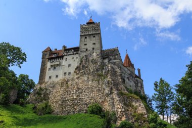Bran köyündeki ünlü Bran Kalesi 'nin (Drakula' nın Kalesi) manzarası. Transilvanya. Romanya. Romanya 'nın en iyi korunmuş ortaçağ kalelerinden biri..