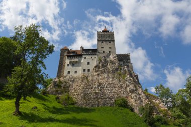 Bran köyündeki ünlü Bran Kalesi 'nin (Drakula' nın Kalesi) manzarası. Transilvanya. Romanya. Romanya 'nın en iyi korunmuş ortaçağ kalelerinden biri..