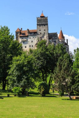 Bran köyündeki ünlü Bran Kalesi 'nin (Drakula' nın Kalesi) manzarası. Transilvanya. Romanya. Romanya 'nın en iyi korunmuş ortaçağ kalelerinden biri..