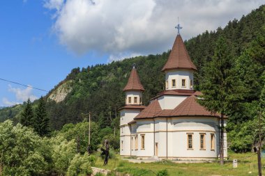 Bran şehrinin Ortodoks Kilisesi manzarası. Brasov, Transilvanya. Romanya