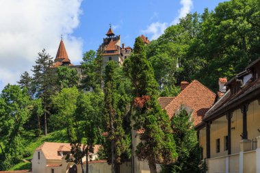 Bran köyündeki ünlü Bran Kalesi 'nin (Drakula' nın Kalesi) manzarası. Transilvanya. Romanya. Romanya 'nın en iyi korunmuş ortaçağ kalelerinden biri..