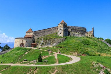 Transilvanya dağlarındaki bir ortaçağ kalesi olan Rasnov Kalesi manzarası. Romanya