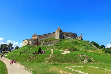 Transilvanya dağlarındaki bir ortaçağ kalesi olan Rasnov Kalesi manzarası. Romanya