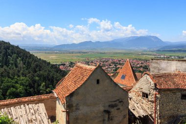 Rasnov Kalesi 'nin bölgesindeki tarihi binalar. Transilvanya. Romanya