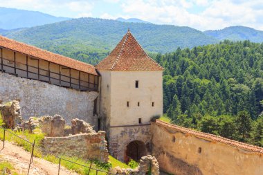 Rasnov Kalesi 'nin çevresindeki savunma kulelerinin manzarası. Transilvanya. Romanya