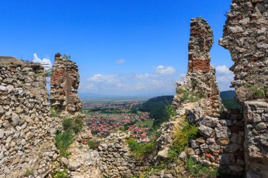 Rasnov Kalesi 'nin bölgesindeki tarihi binalar. Transilvanya. Romanya
