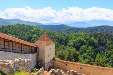 Rasnov Kalesi 'nin çevresindeki savunma kulelerinin manzarası. Transilvanya. Romanya