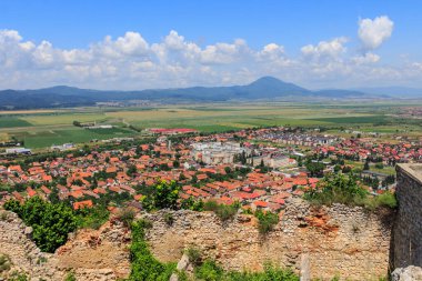 Transilvanya dağlarındaki ortaçağ kalesi Rasnov Kalesi 'nin bölgesinden Rasnov şehri manzarası. Romanya