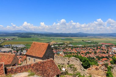 Transilvanya dağlarındaki ortaçağ kalesi Rasnov Kalesi 'nin bölgesinden Rasnov şehri manzarası. Romanya
