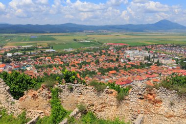 Transilvanya dağlarındaki ortaçağ kalesi Rasnov Kalesi 'nin bölgesinden Rasnov şehri manzarası. Romanya