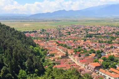 Transilvanya dağlarındaki yüksek bir noktadan Rasnov şehri manzarası. Romanya