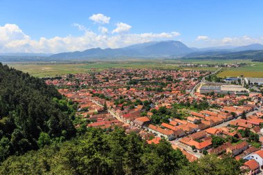 Transilvanya dağlarındaki yüksek bir noktadan Rasnov şehri manzarası. Romanya
