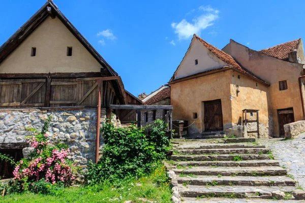 Rasnov Kalesi 'nin bölgesindeki tarihi binalar. Transilvanya. Romanya