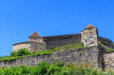 Transilvanya dağlarındaki bir ortaçağ kalesi olan Rasnov Kalesi manzarası. Romanya