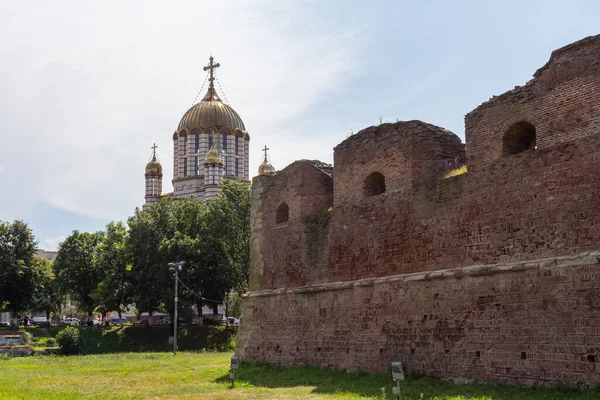 Widok Katedrę Jana Chrzciciela Mury Obronne Mieście Fagaras Siedmiogrodu Rumunia — Zdjęcie stockowe