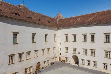 Güneşli bir günde tarihi Fagaras Kalesi 'nin avlusunda duvarlar. Transilvanya. Romanya