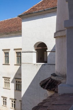 Güneşli bir günde tarihi Fagaras Kalesi 'nin avlusunda duvarlar. Transilvanya. Romanya