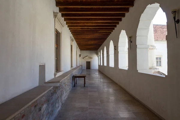 Corridor Met Schaduwen Het Grondgebied Van Ongelooflijke Historische Fagaras Fort — Stockfoto