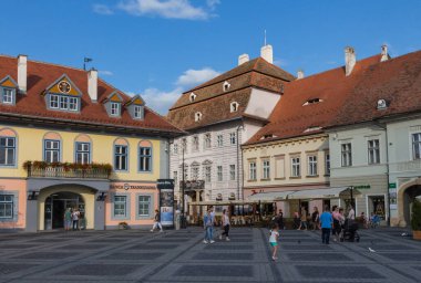 Sıcak bir yaz akşamında Sibiu şehrinin merkez meydanı. Transilvanya. Romanya. 28 Haziran 2019