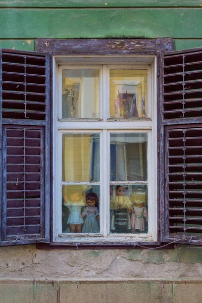 Sibiu Caddesinde Eski Ahşap Bir Pencerede Eski Model Bebekler Transilvanya — Stok fotoğraf